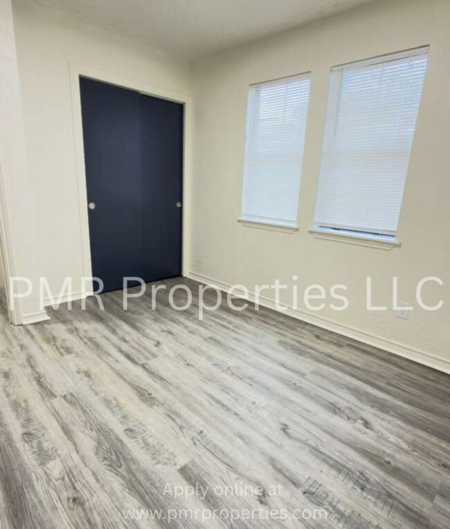 Building Photo - 3 Bedrooms / 1 Bathroom House