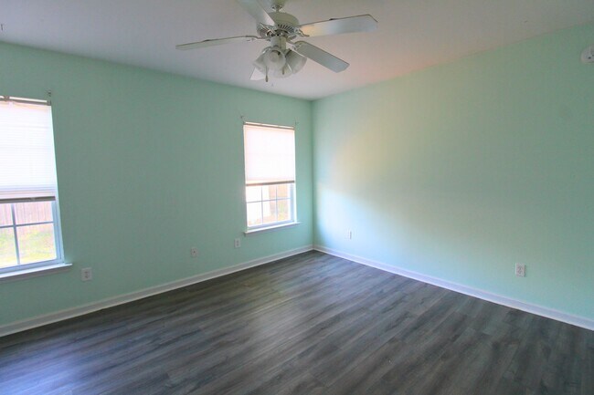 Building Photo - 3 Bedroom Home in Wakulla Gardens Available Now