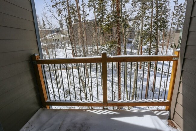 Building Photo - 2 Bedroom in Wildernest!  Summer lease!