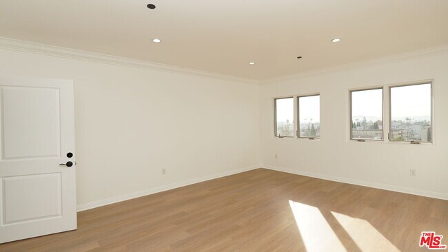 Building Photo - 930 S Robertson Blvd