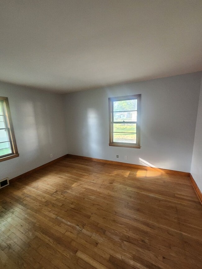 Building Photo - Charming 2 bedroom 1 bath with large rooms...