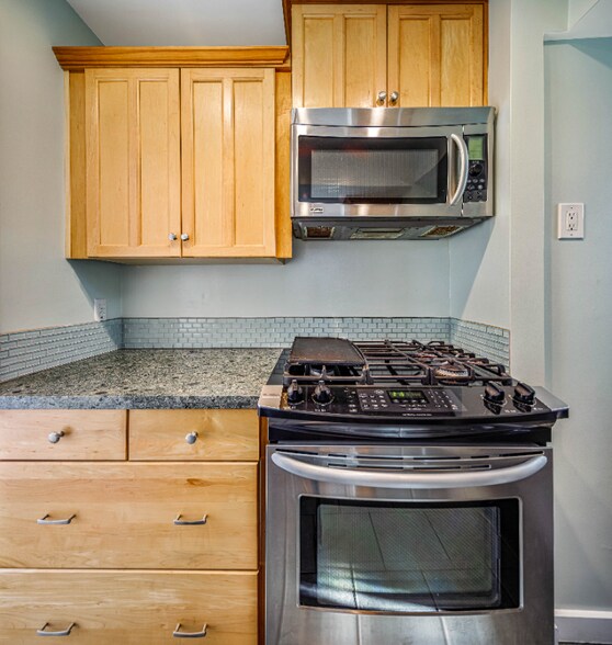 Building Photo - 240 Ashland Ave