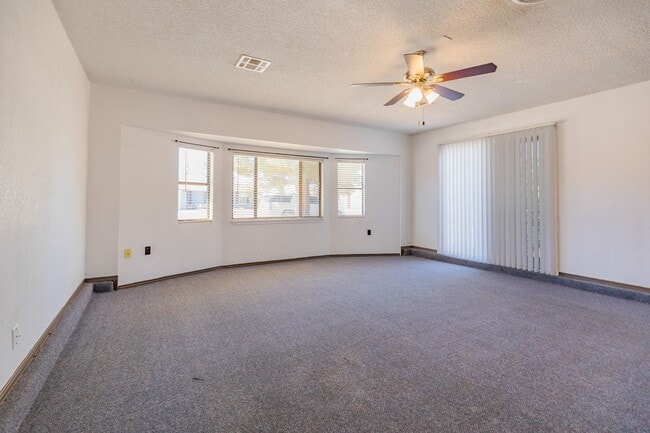 Building Photo - 3 Bedroom 2 Bath Home