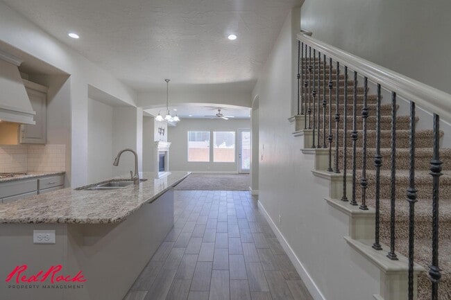 Building Photo - Pet Friendly 4 Bedroom Home! Internet Incl...