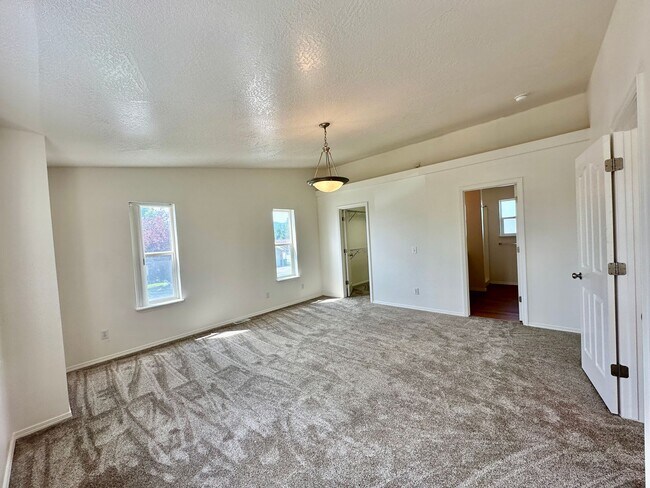 Building Photo - Newly Renovated Expansive Multi story 4 be...