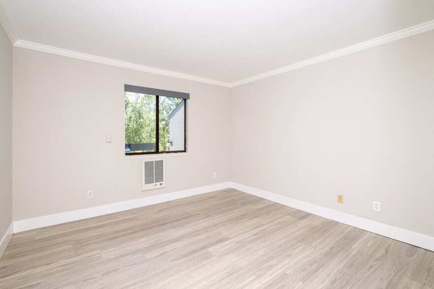 Building Photo - 851 Woodside Way