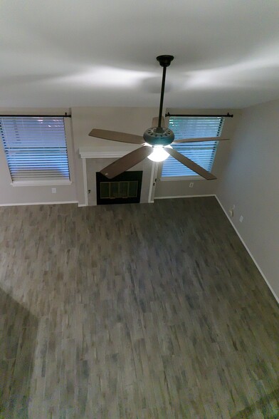 Living room with vaulted ceilings - 12905 Modena Trail