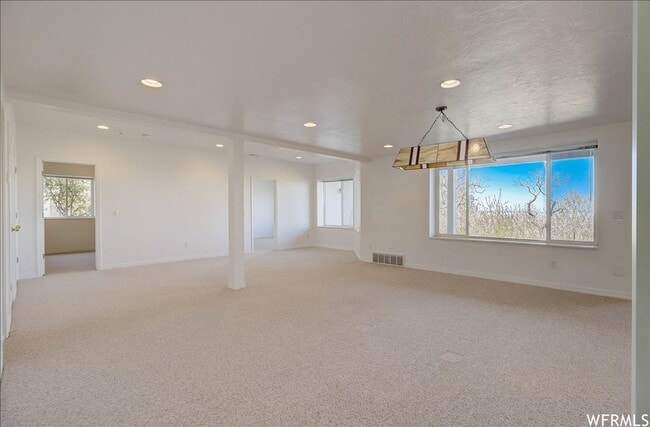 Building Photo - Large 6 Bedroom Home, 3 Car Garage, Gorgeo...