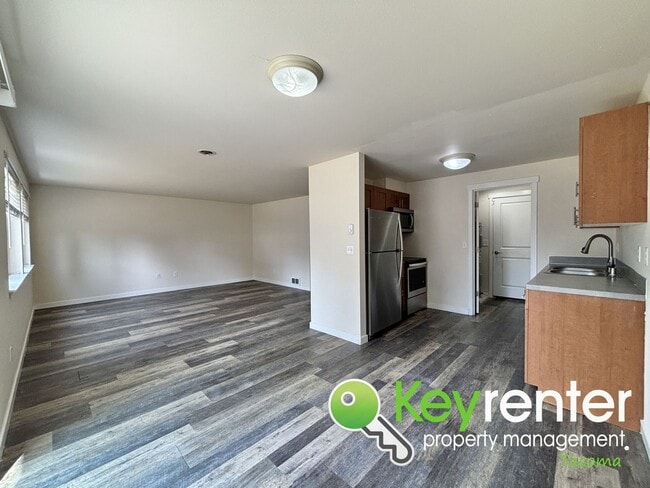 Building Photo - Spacious 3-Bedroom Home in Quiet Lakewood ...