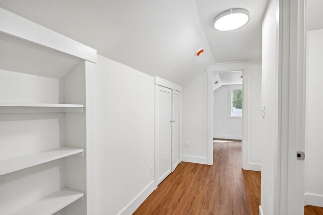 Building Photo - 131 E 70th St