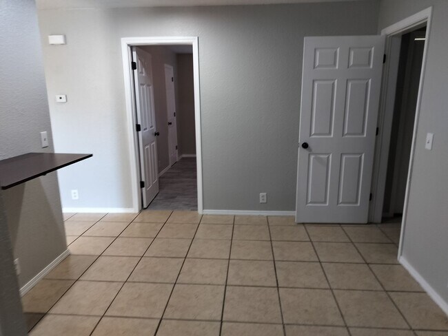 Building Photo - 3 Bedroom, 1 bathroom house in Edmond, OK with central heat and air