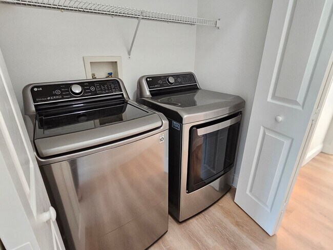 Building Photo - 2 Bedroom, 1.5 bath townhome in gated comm...