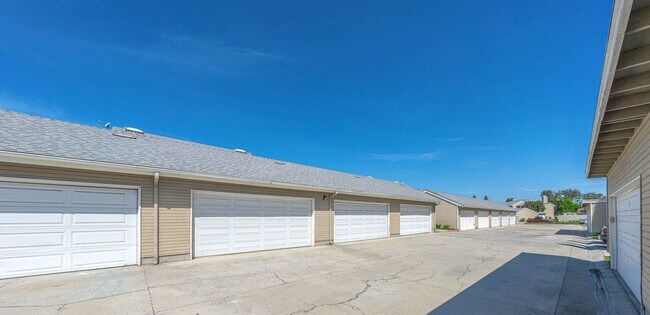 Building Photo - Gated 2BR Condo with Pool View