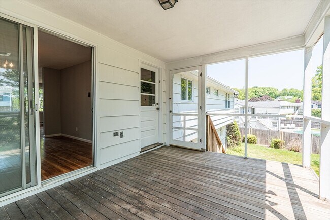 Building Photo - 20 Fieldstone Dr