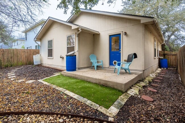 Building Photo - 8603 Davis Oaks Trail