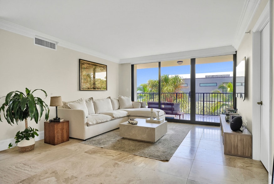 Building Photo - 801 N Venetian Dr