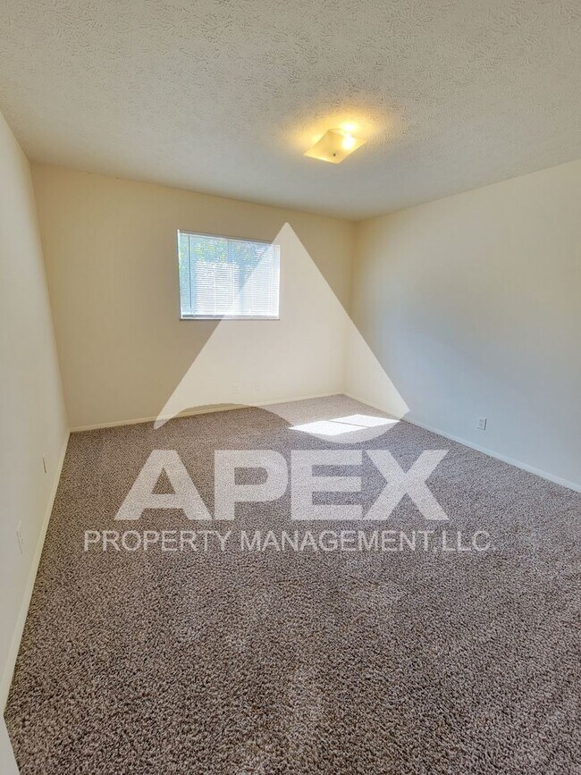 Building Photo - Spacious Ground Floor 2 Bd - 1Ba Apartment...