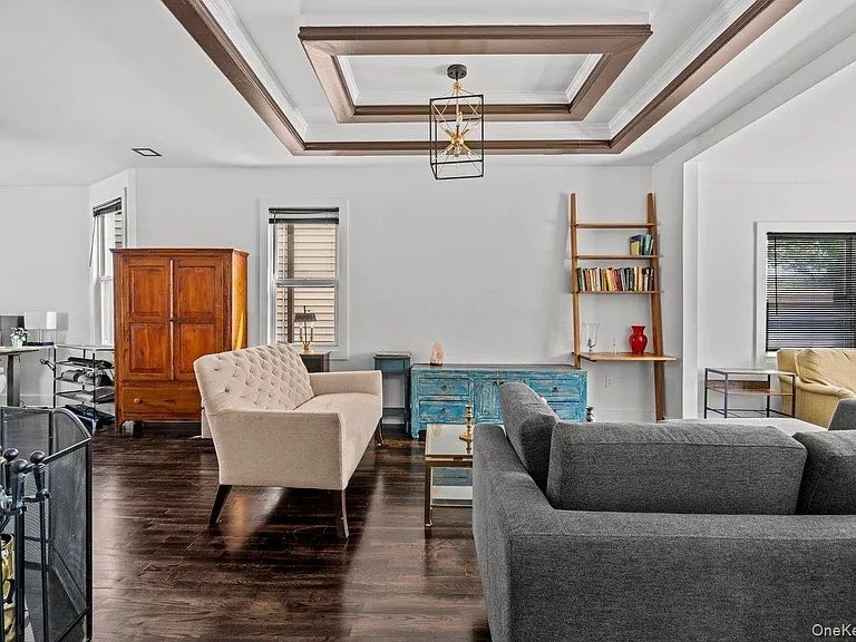 Building Photo - 916 Clarence Ave