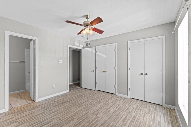 Building Photo - 9090 S Braeswood Blvd