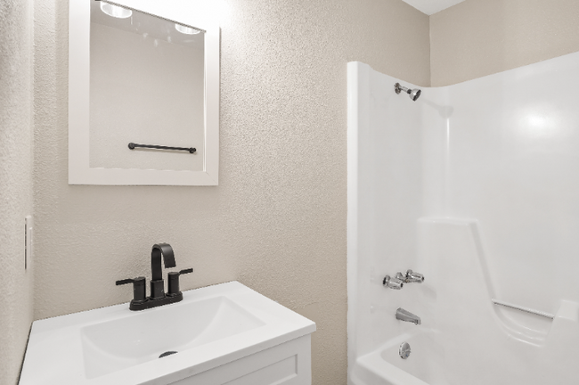 Building Photo - Completely Renovated Apartment!