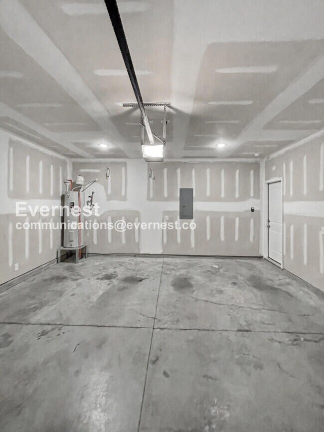 Building Photo - 3 Bed, 2.5 Bath Home with Fenced Yard & Garage / Available Now!