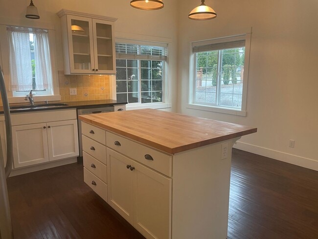 Building Photo - Desirable Langley Home Minutes From Downtowm!