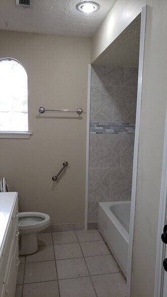 Building Photo - 13423 Lakecrest Dr