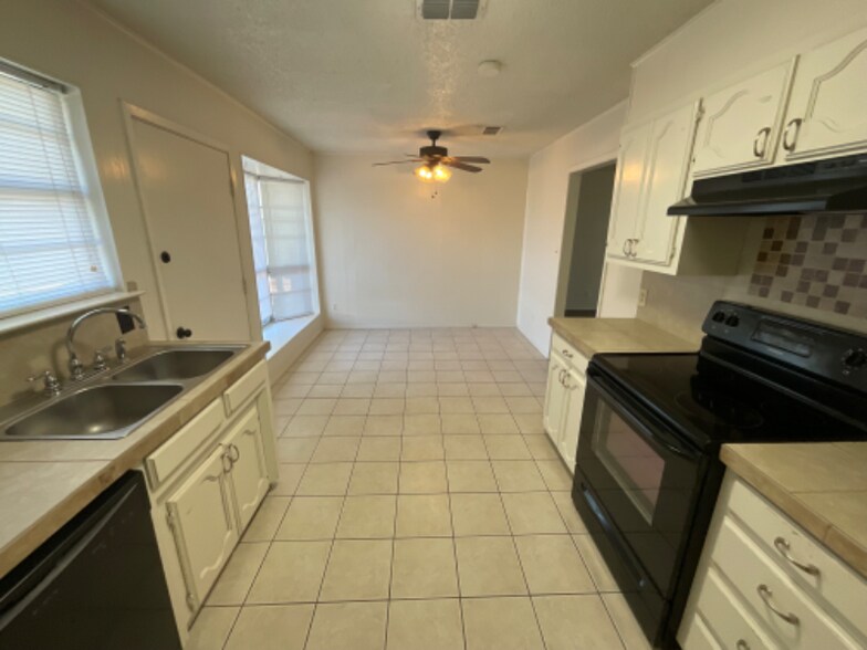 Building Photo - 4715 Catalina Dr