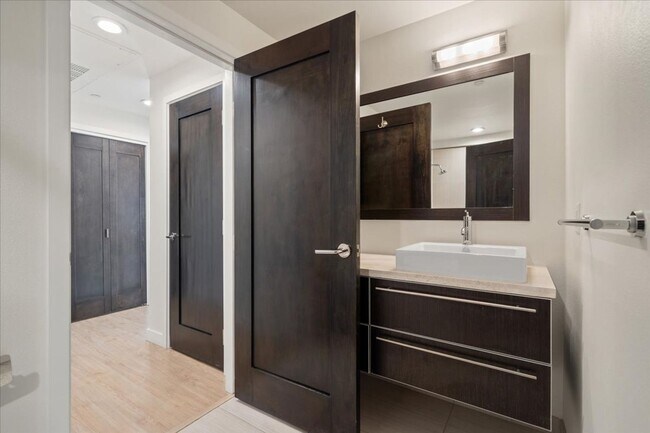 Building Photo - Resort Style Amenities in a Luxury, Modern 2 Bedroom Condo