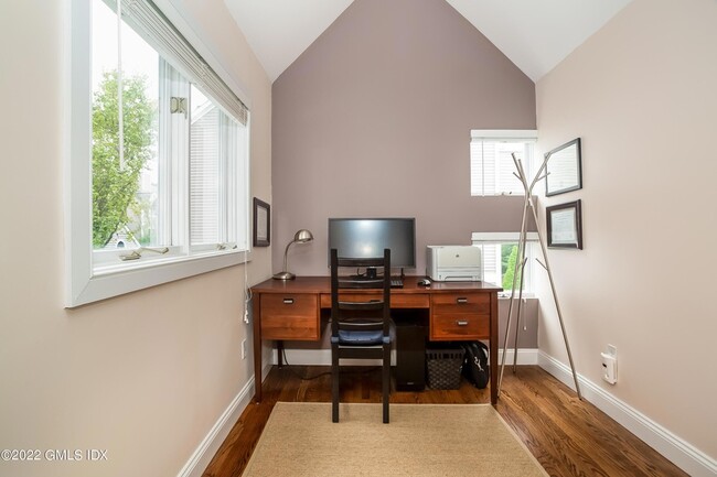 Building Photo - 453 E Putnam Ave