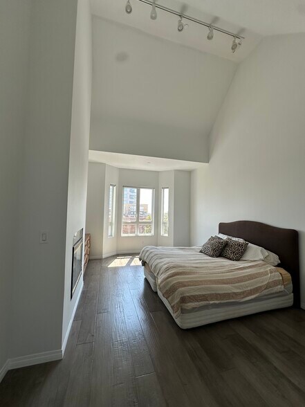 Master bedroom w high ceiling - 12222 Wilshire Blvd