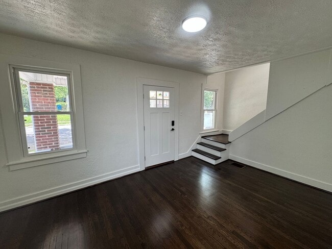 Building Photo - Newly updated 3 bedroom 1 bath with hardwo...
