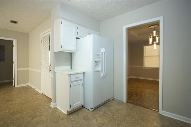 Building Photo - 2421 Sherrie Ln SW