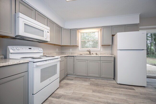 Building Photo - Charming Home in the Heart of Ocean Springs!