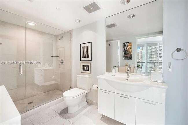 Building Photo - 495 Brickell Ave