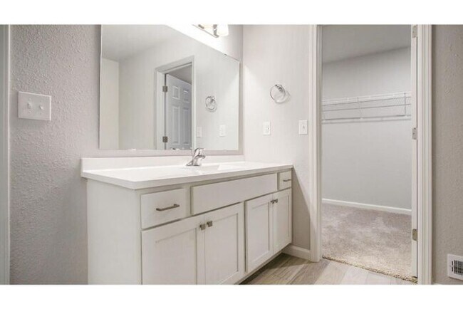Building Photo - 11128 Farmway Dr
