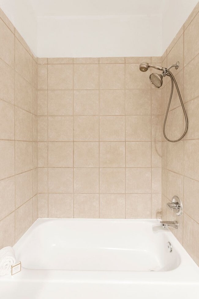 Building Photo - Charming 3 Bedroom Townhome in Highlands Neighborhood