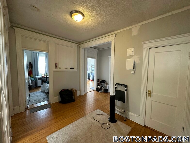 Building Photo - 32 Glenville Ave