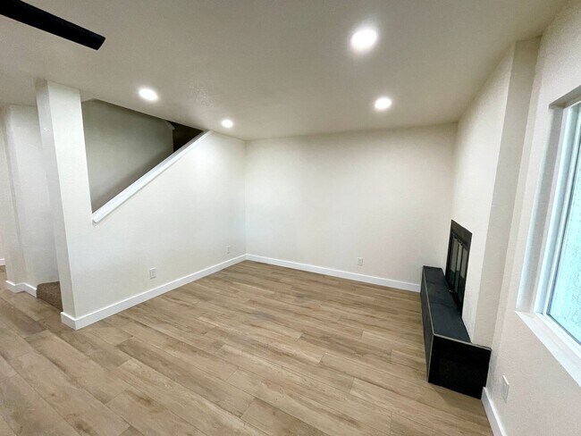 Building Photo - Gorgeous 2-Story Home with Golf Course Views and Modern Amenities!