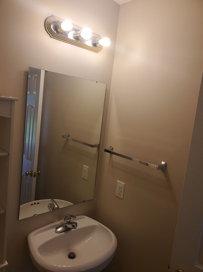 Building Photo - Charming 2 Story Home with Sun-Room!