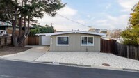 Building Photo - Sunny and Bright 3 bedroom 2 bath Ranch Ho...