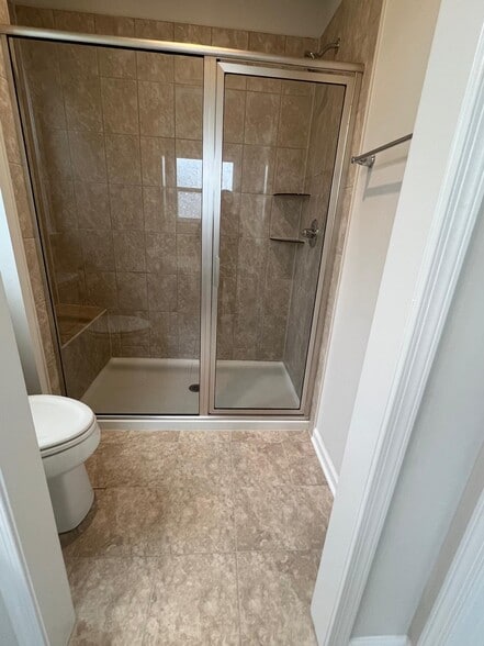 Upper Level Master Bath - 2010 Hemlock Ln