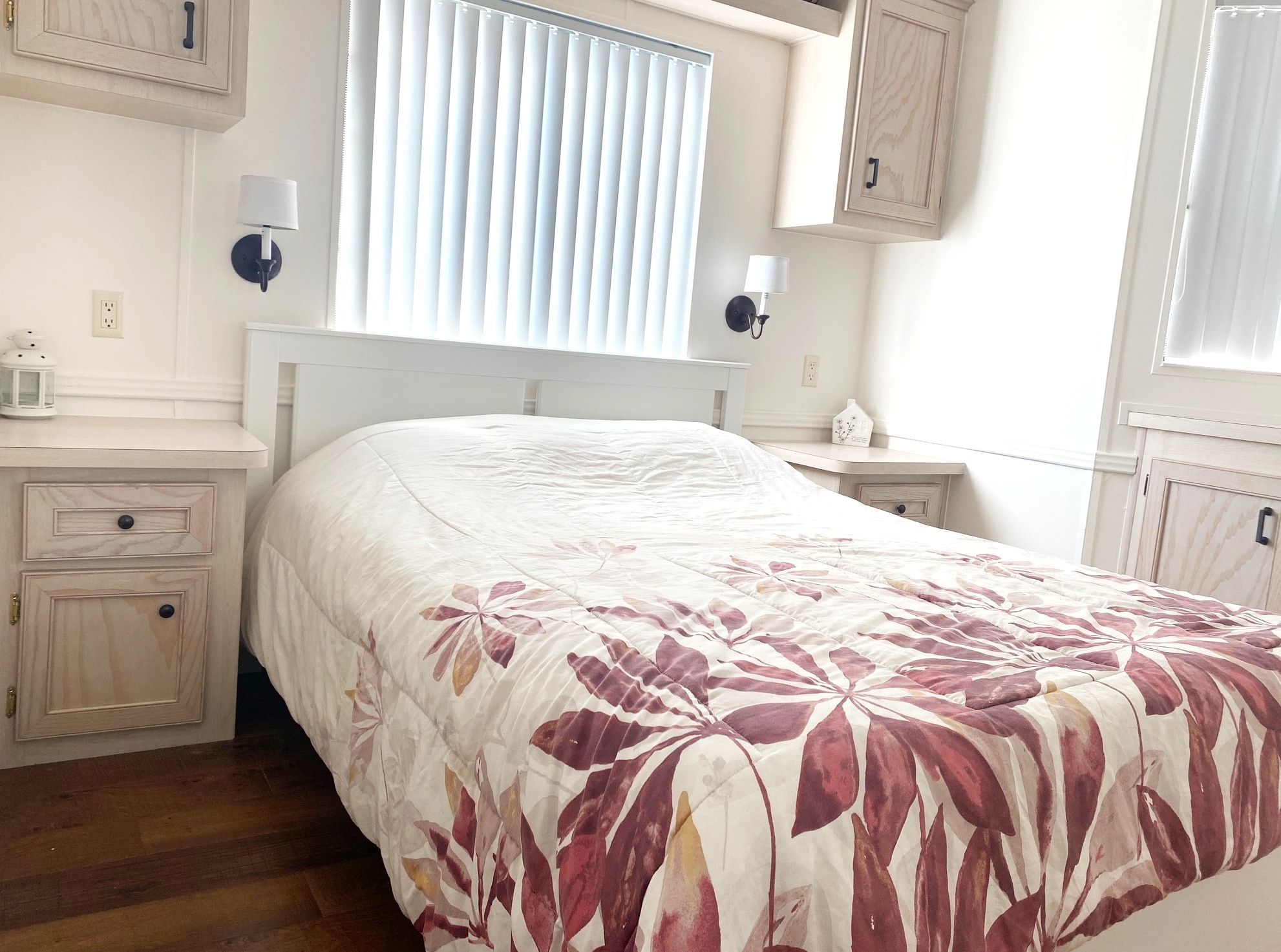 Queen-size bed - 3706 116th St W