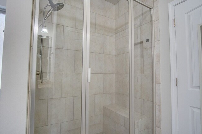 Building Photo - Highly desired 4/2.5 Gulf Breeze Home with hot tub!