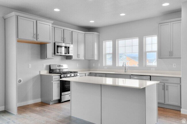 Building Photo - 6757 E Lakeside Dr