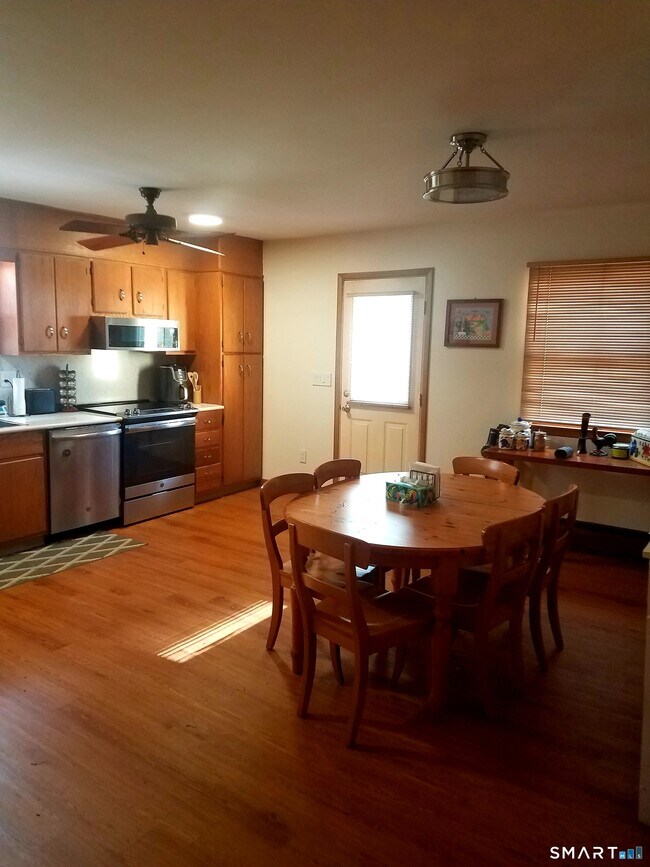 Building Photo - 72 Maple Tree Ave