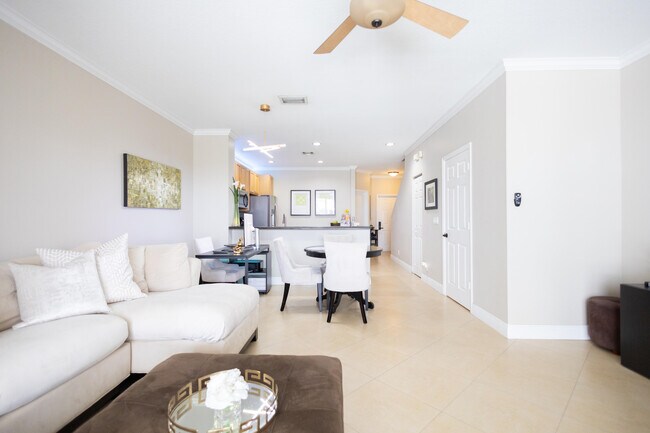 Building Photo - 8115 Bellagio Ln