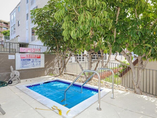 Building Photo - Spacious Bankers Hill 2/2 Condo! Walk to B...