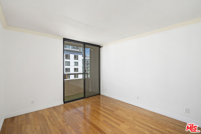 Building Photo - 600 W 9th St