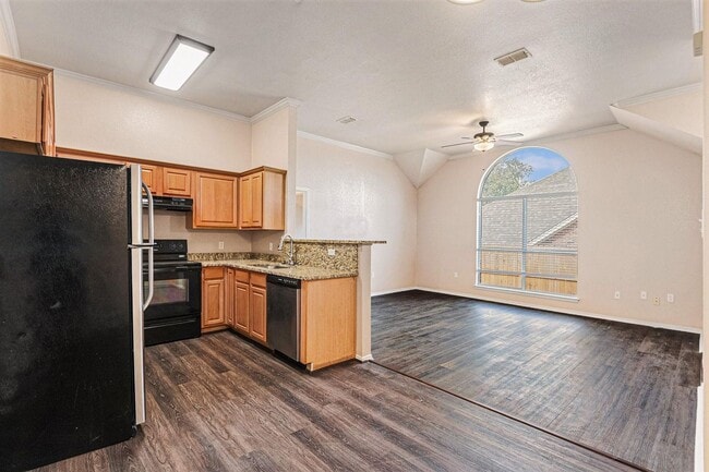 Building Photo - Discover your new home in this spacious 3-bedroom, 2-bath duplex located in the charming city of ...